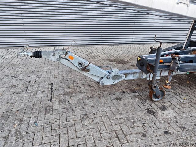 Grua todo-o-terreno Böcker AHK 27/1200