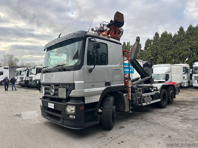 Abrollkipper mit Ladekran Mercedes-Benz Actros 2544 Scarrabile con Caricatore