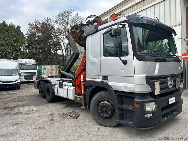Abrollkipper mit Ladekran Mercedes-Benz Actros 2544 Scarrabile con Caricatore