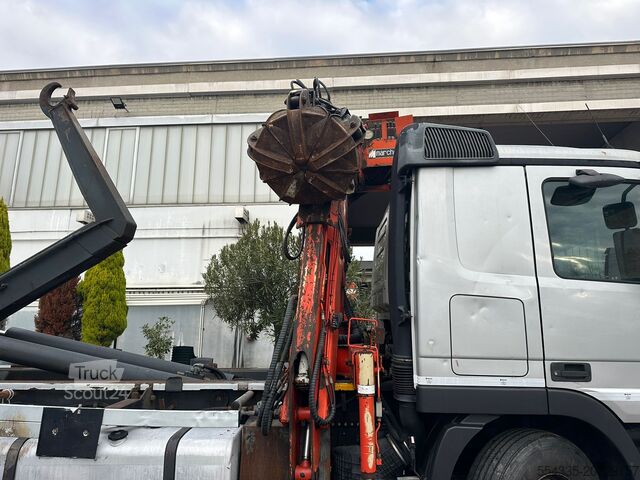 Abrollkipper mit Ladekran Mercedes-Benz Actros 2544 Scarrabile con Caricatore