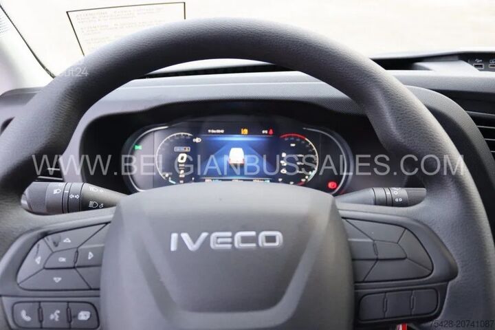 Minibus Iveco Daily / 7.6m / Automatic / A65C18