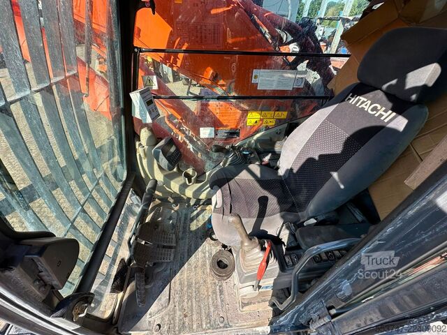 Kúszó földkiemelő gép Hitachi ZX520 LCH-3