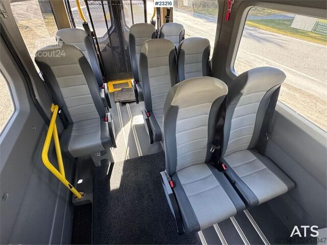 Minibuss VW Crafter Minibus – 10 seats – 4x4 -Wheelchair lift