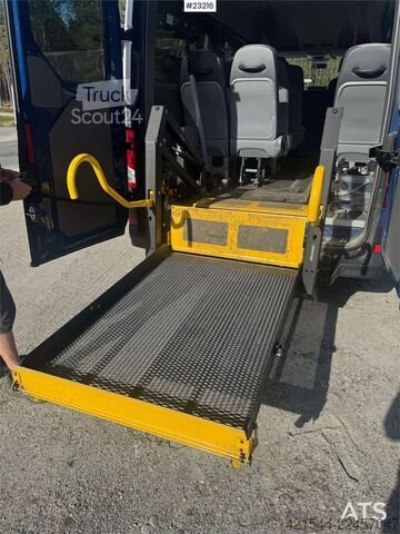 Minibuss VW Crafter Minibus – 10 seats – 4x4 -Wheelchair lift