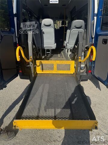Minibuss VW Crafter Minibus – 10 seats – 4x4 -Wheelchair lift
