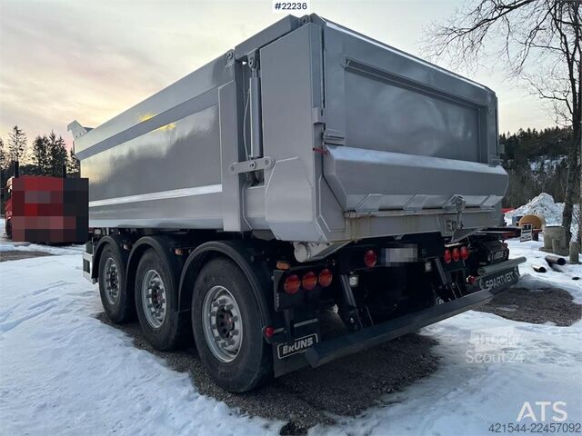 Ovox trijų ašių priekaba  Ovox triple-axle trailer