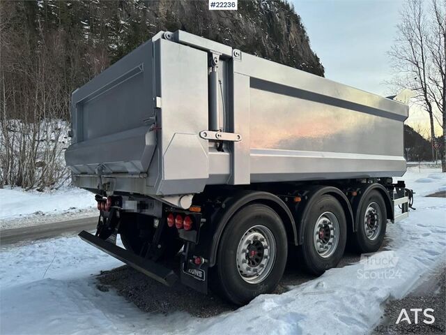Ovox trijų ašių priekaba  Ovox triple-axle trailer