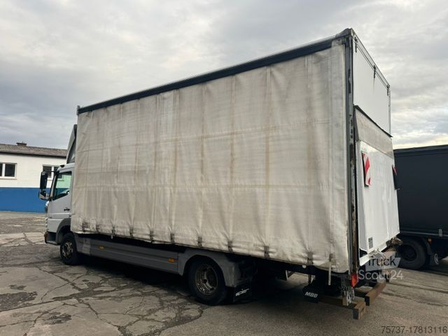 Transportador con plataforma y toldo MERCEDES-BENZ 818 L