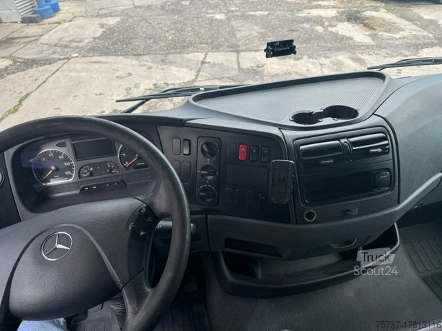 Transportador con plataforma y toldo MERCEDES-BENZ 818 L