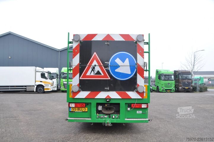 Autokrāna kravas automašīna Renault D 320 6X2 HIAB 111 + REMOTE / RETARDER 161.692km