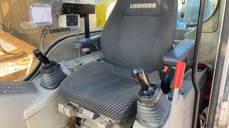 Rupsgraver Liebherr R906 LC Litronic with two buckets