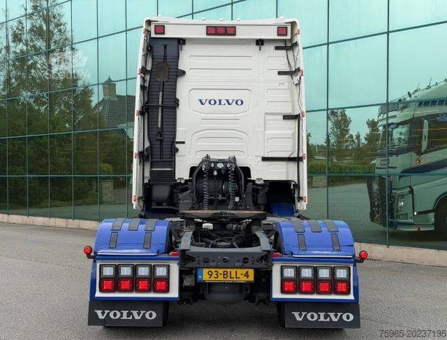 Trattore stradale standard VOLVO FH 500 RETARDER GLOBETROTTER XL 2x TANKS SPECIAL