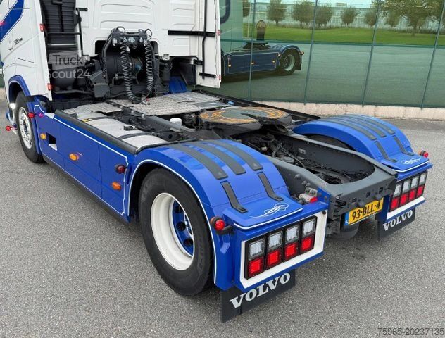 Trattore stradale standard VOLVO FH 500 RETARDER GLOBETROTTER XL 2x TANKS SPECIAL