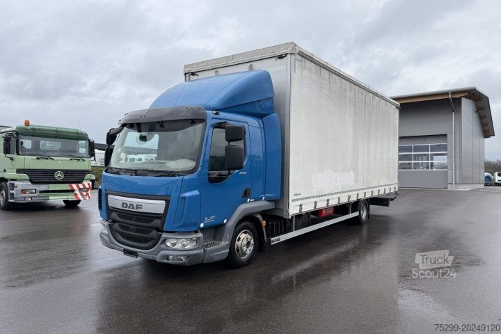 Tovorno vozilo s ravno platformo in ponjavo DAF LF 220 108 4x2 Blache