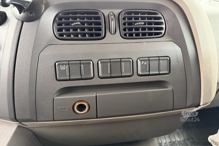 Tovorno vozilo s ravno platformo in ponjavo DAF LF 220 108 4x2 Blache