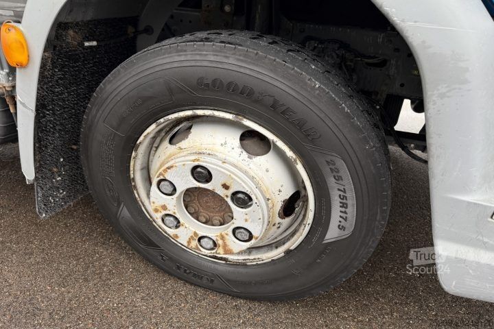 Tovorno vozilo s ravno platformo in ponjavo DAF LF 220 108 4x2 Blache