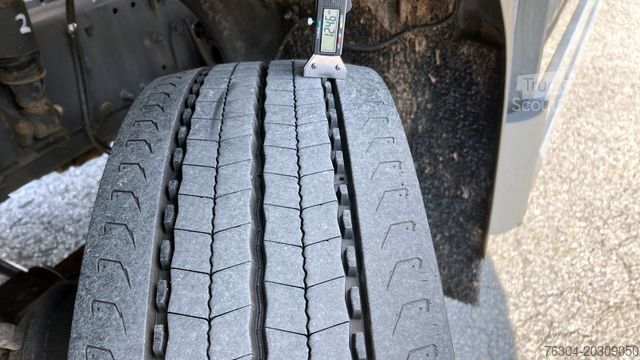 Tovorno vozilo s ravno platformo in ponjavo DAF LF 320 FA 19t