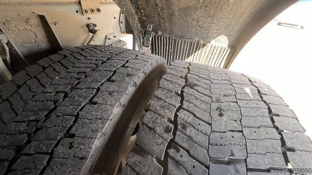 Tovorno vozilo s ravno platformo in ponjavo DAF LF 320 FA 19t