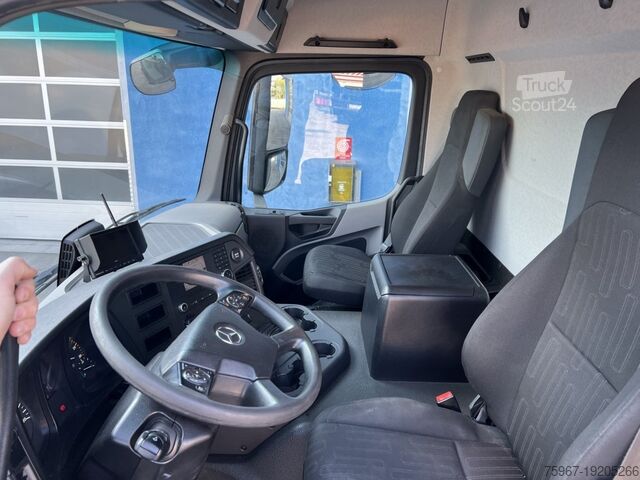 Camión plataforma con toldo Mercedes-Benz Antos 2532