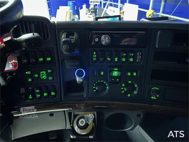 Tipper Scania R560 brøyterigget krokbil m / 20 T krok og kasse.