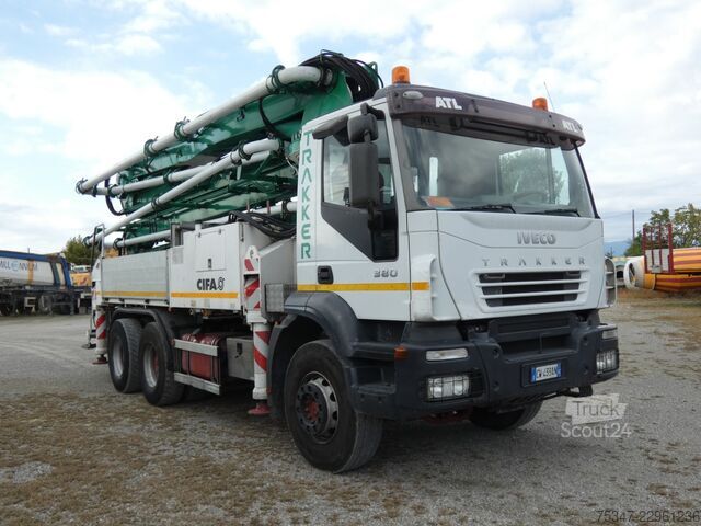 Beton pompası kamyonu Iveco TRAKKER 380