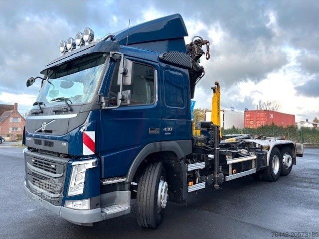 Camión portacontenedores de gancho VOLVO FM430-6X2/4-KRAN+ABROLLER/KFZ BRIEF/TOP
