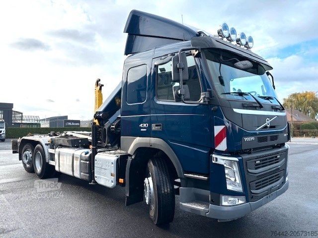 Camión portacontenedores de gancho VOLVO FM430-6X2/4-KRAN+ABROLLER/KFZ BRIEF/TOP