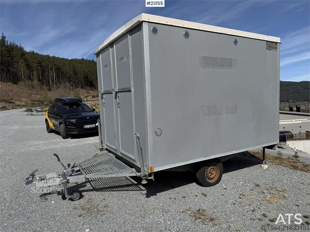 Работна барака Valla с тоалетна и хладилник Valla Mannskapsbrakke with a toilet and refrigerator