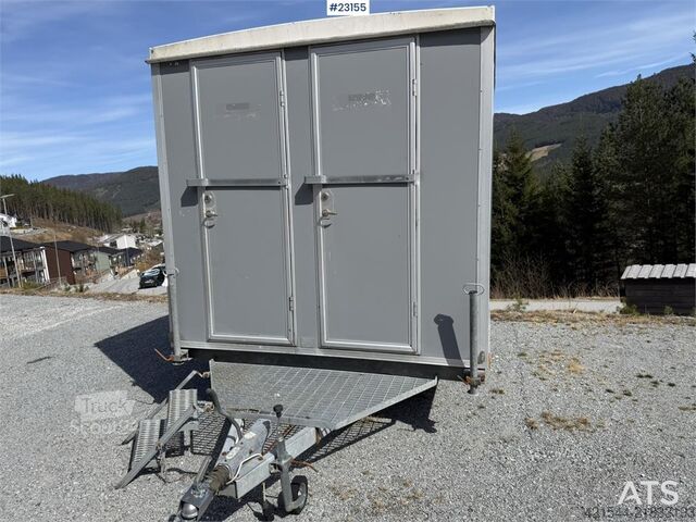 Работна барака Valla с тоалетна и хладилник Valla Mannskapsbrakke with a toilet and refrigerator