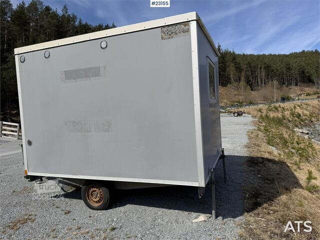 Работна барака Valla с тоалетна и хладилник Valla Mannskapsbrakke with a toilet and refrigerator