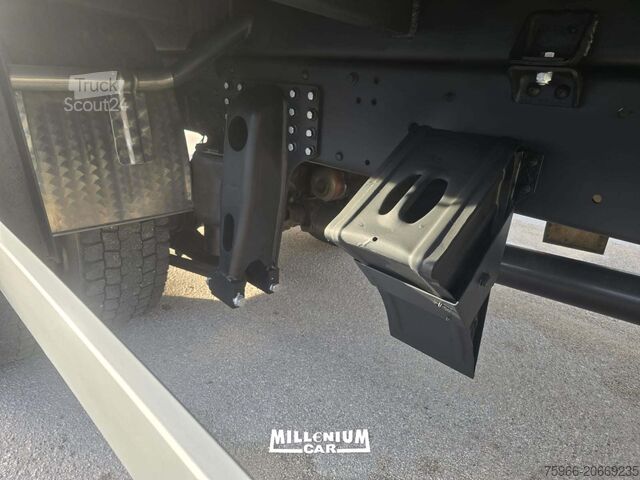 Sunkvežimis su bortiniu ir tentu Iveco EUROCARGO 150E28 CENTINATO 9,60 C/SCOPRI