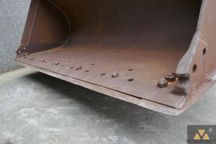 Kolesni nakladalnik Caterpillar 966H