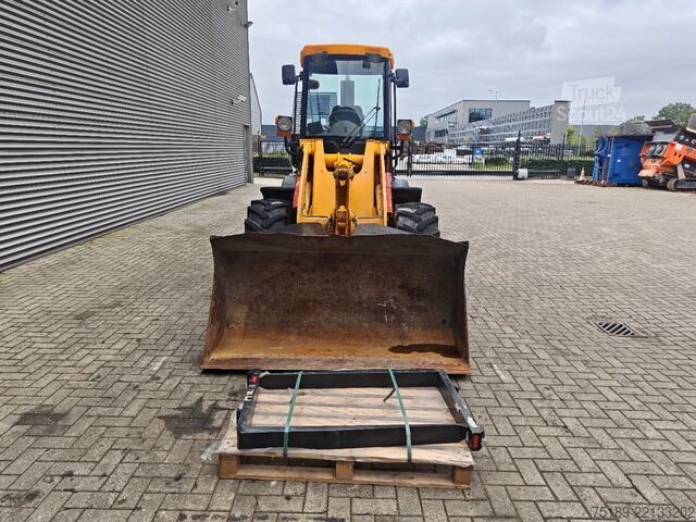 Chargeuse JCB 409 Bucket + Forks!