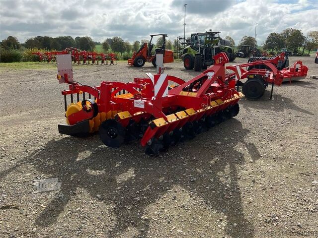 Cultivator de câmp Väderstad Carrier 300