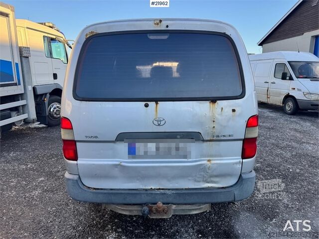 Yüksek tavanlı istasyon vagonu Toyota Hiace 4WD. Lots of rust. 6 seats!