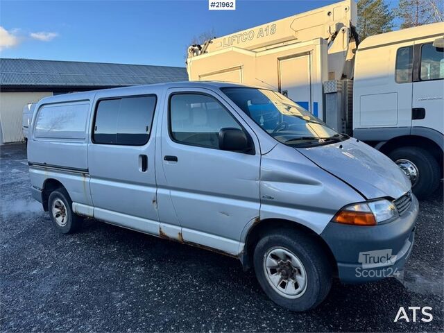 Yüksek tavanlı istasyon vagonu Toyota Hiace 4WD. Lots of rust. 6 seats!