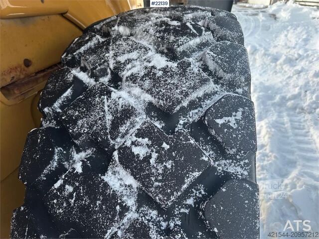 Laster CAT 930G w/ bucket, pallet forks and scale. See hours!