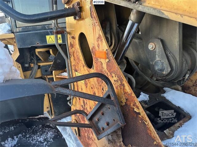 Laster CAT 930G w/ bucket, pallet forks and scale. See hours!