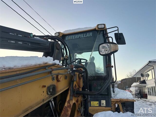 Laster CAT 930G w/ bucket, pallet forks and scale. See hours!