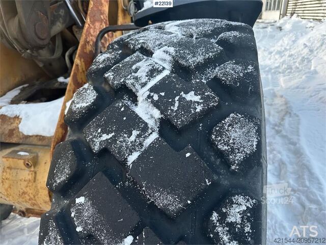 Laster CAT 930G w/ bucket, pallet forks and scale. See hours!