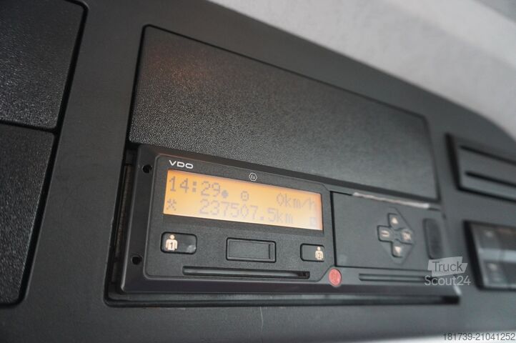 Plate-forme avec grue Mercedes-Benz Arocs 2633 flatbed truck / Crane FASSI