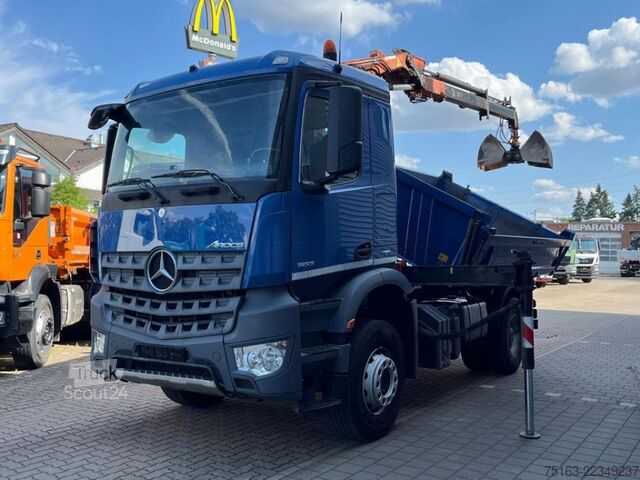 Trojstranný sklápací nákladný automobil MERCEDES-BENZ Arocs 1833 K 4x2 2-Achs Kipper Kran Atlas 105.2