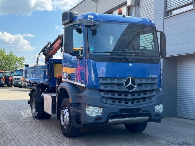 Trojstranný sklápací nákladný automobil MERCEDES-BENZ Arocs 1833 K 4x2 2-Achs Kipper Kran Atlas 105.2