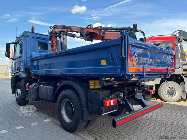 Trojstranný sklápací nákladný automobil MERCEDES-BENZ Arocs 1833 K 4x2 2-Achs Kipper Kran Atlas 105.2