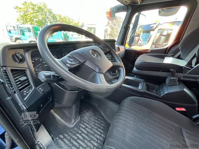 Trojstranný sklápací nákladný automobil MERCEDES-BENZ Arocs 1833 K 4x2 2-Achs Kipper Kran Atlas 105.2