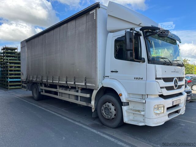 Plošinový voz s plachtou Mercedes-Benz Mercedes AXOR