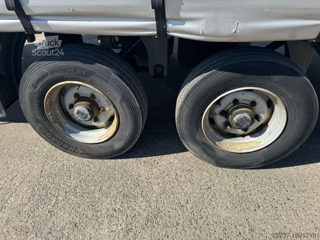 Transportador con plataforma y toldo MERCEDES-BENZ 824 L + Anhänger