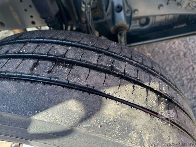 Dodávka s plachtovou bočnicou MERCEDES-BENZ 824 L