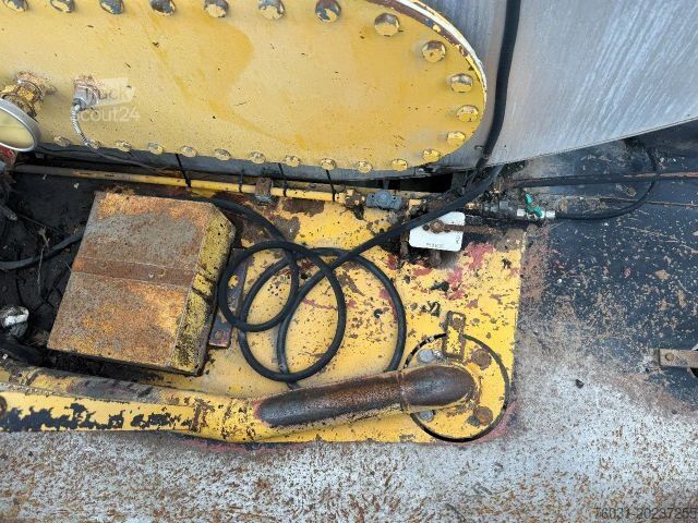 Spesialkjøretøy RENAULT G260 4X2 ACMAR Bitumen Sprayer 10.000L Spring/Sp