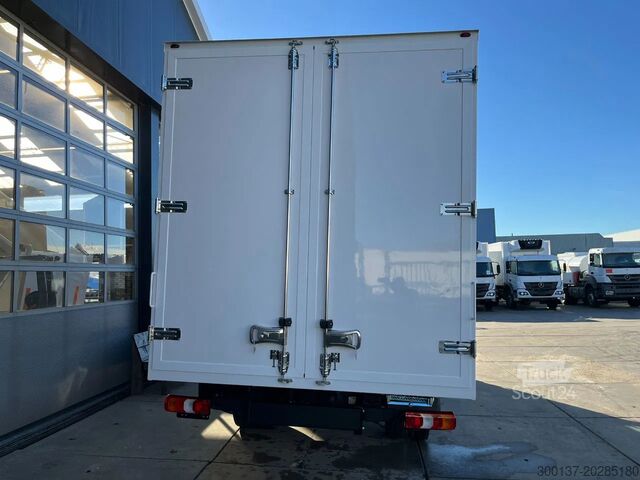 Resväska Mercedes-Benz Accelo 915 4x2 Closed Cargo Truck